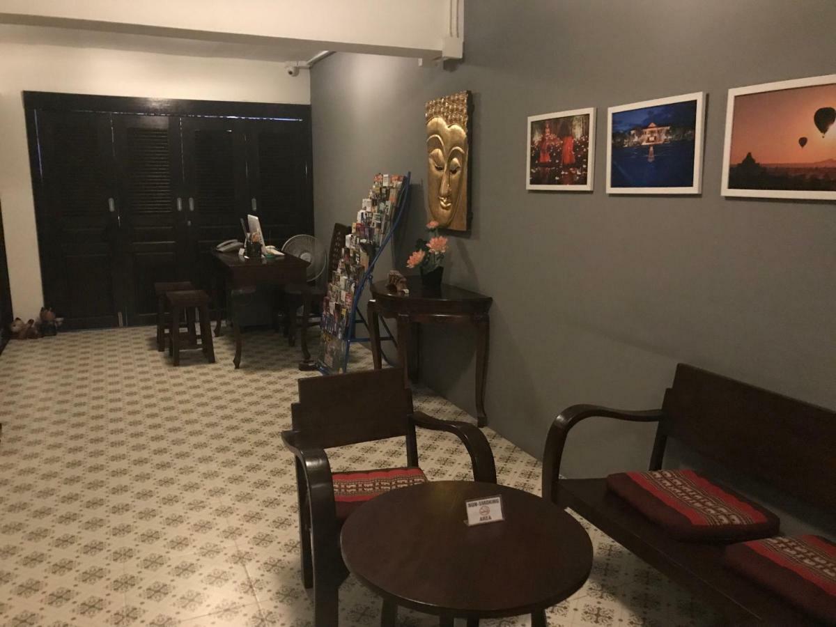 Baan Ploy In (Adults Only) Vandrarhem Chiang Mai Exteriör bild